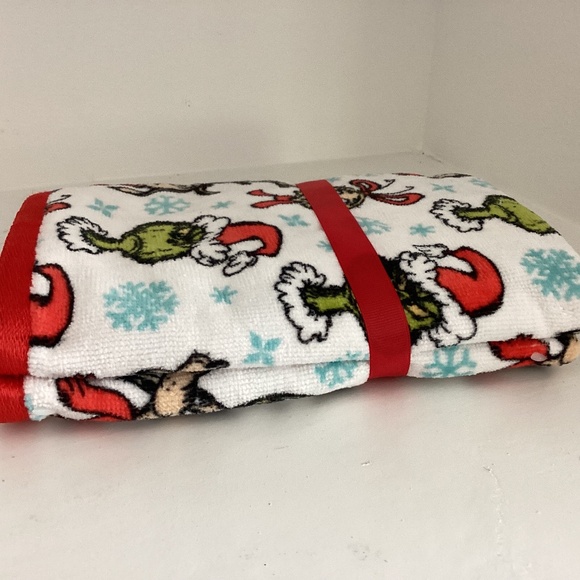 NWT PACK OF TWO GRINCH HAND TOWELS IN WHITE COLOR  16”x26” - Picture 4 of 4